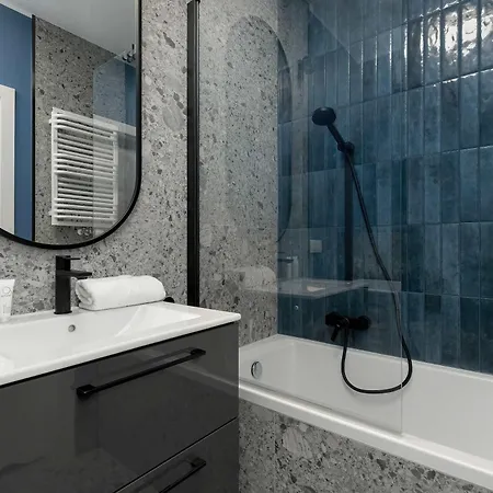 Beige And Blue In With Garden And Parking By Renters *
