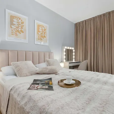 Beige And Blue In With Garden And Parking By Renters 公寓 *
