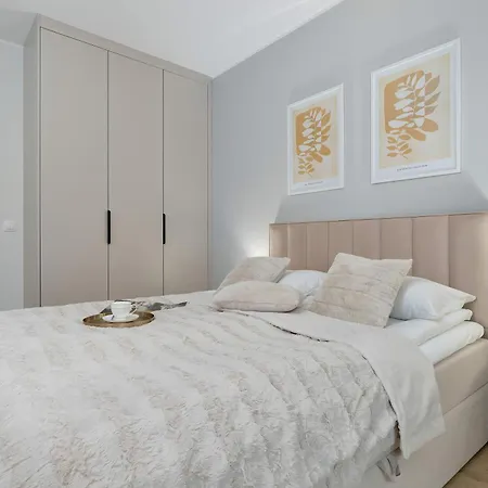 Beige And Blue In With Garden And Parking By Renters *